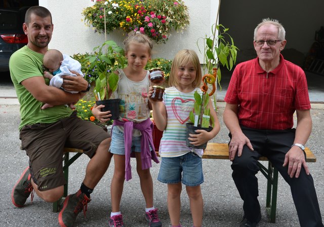 Der Fleiß wurde mit einer Gemüsepflanze und einem selbst abgezapften Honig belohnt! Am Bild: Daniel Viehböck mit Tochter Klara, Kinder vom Ferienprogramm, Imker Karl Viehböck. | Foto: Gärtnerei Viehböck