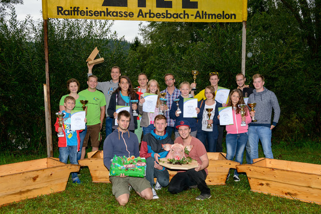 Die Landjugendleitung Anna Wagner und Andreas Besenbäck mit den Gewinnern des Sautrogrennens 2017. (Foto: Christian Haider)