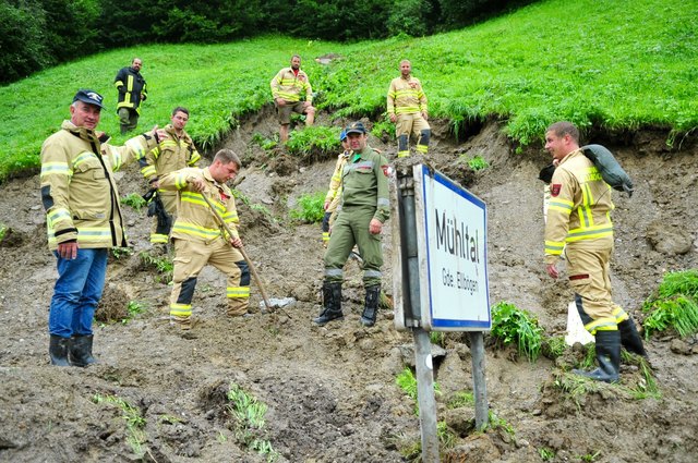 LFK Peter Hölzl (li.) verschaffte sich so wie hier bei einer Vermutung in Ellbogen an vielen Einsatzorten bei Lokalaugenscheines einen Überblick. | Foto: LFV/Hassl