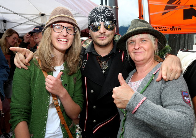 Anna-Maria Lederer und Eva-Maria Hechenberger mit "Wadltreiber", Dominik Amdadeus.