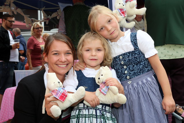 Tatzreiter Monika, Alexandra und Anna-Maria Laschalt mit flauschigen Püppchen.