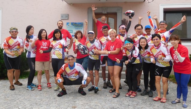 16 Radler aus Singapur unterwegs am Donauradweg mit Zwischenstation in Mauthausen.