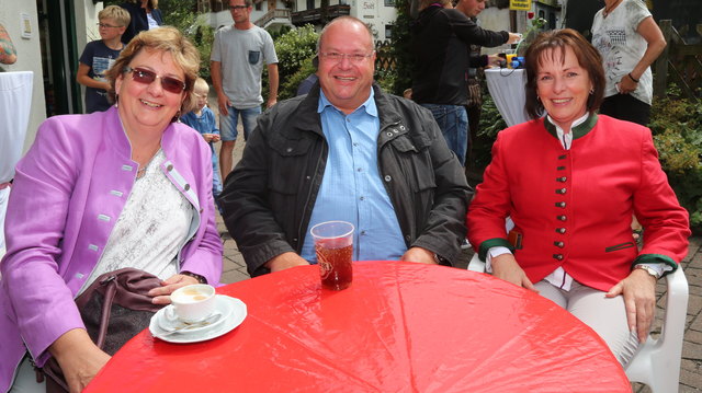 NR Abgeordneter Walter Bacher (m) mit Gattin (l) und Andrea Gaßner.