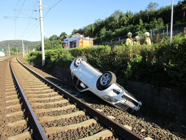 Ein geparktes Auto wurde auf die Bahngleise geschleudert. Die Klagenfurter Einsatzkräfte haben es heute früh geborgen | Foto: BF KLagenfurt