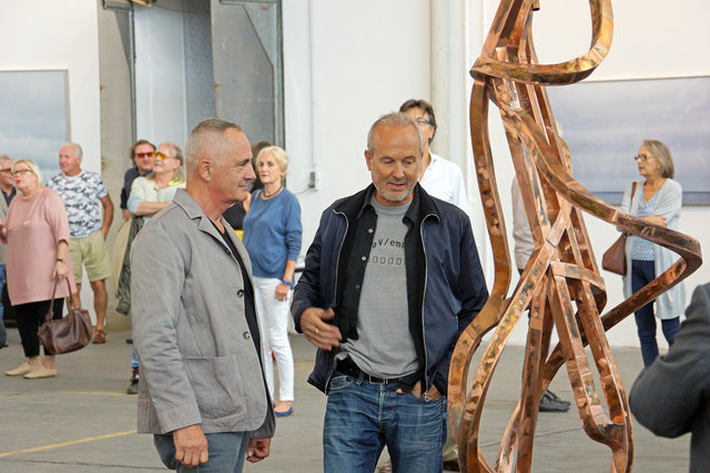 Manfred Wakolbinger (links) stellt am Bahnhofring aus ... | Foto: Uwe Reinecker