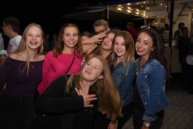 Eva, Aurelie, Lena, Lara, Anna-Lena und Tamia brachten Beste Laune mit auf das Zeltfest.