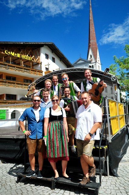 Der Vorstand der Dorffestgemeindschaft mit musikalischer Umrahmung der "Eschenauer Tanzlmusi"!