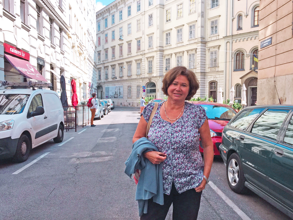 In der Schönlaterngasse: Grünen-Bezirksrätin Evelyn Blau will auch hier Ersatzpflanzungen für bereits gefällte Bäume.