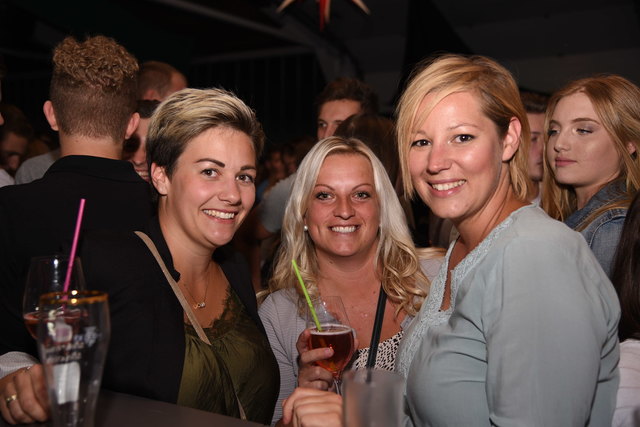 Regina, Andrea und Sandra aus St. Roman gemeinsam an der Bar.