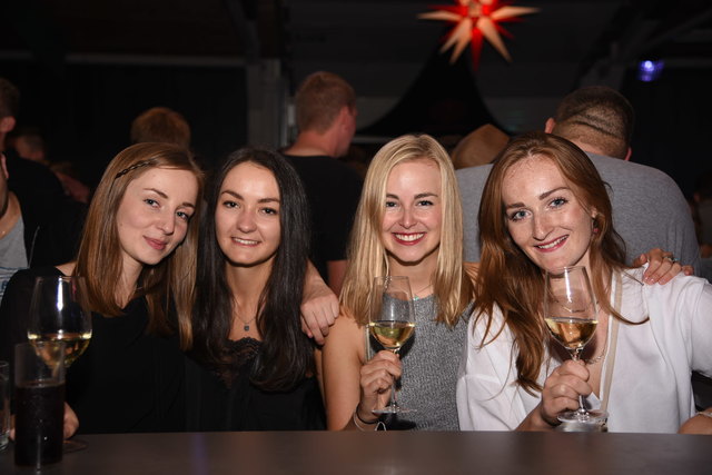 Theresa Bauer, Eva Schwendinger, Lisa Laner und Theresa Haas mit bester Stimmung an der Bar.