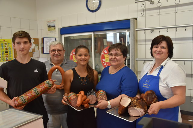Drei Generationen im Dienste des fleischlichen Genusses: Felix, Alois, Julia, Renate und Daniela Brunner (von links).