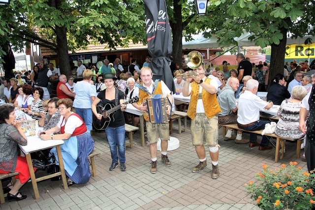 Unter den Kastanienbäumen im Gasthof Spari unterhielt das Schwarzkogel-Trio die Frühschoppengäste des ÖKB.