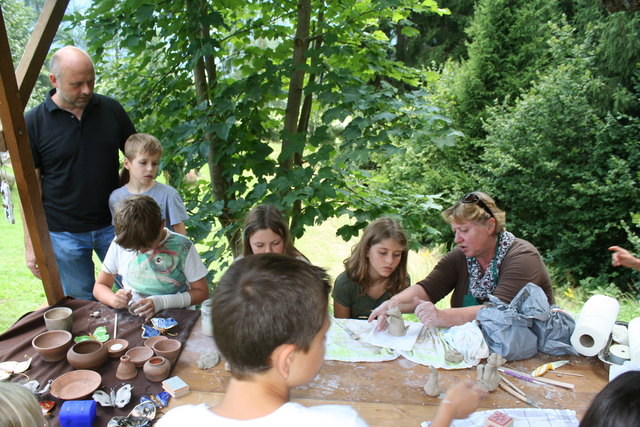 Kinder beim Basteln mit Ton. | Foto: Jürgen Brandt