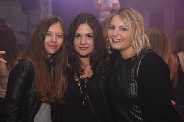 Isabell, Patricia und Angelina vor der Bühne auf der XDream spielte.