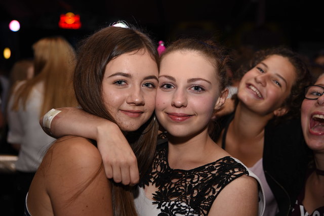 Bianca Lang und Alina Ecker hatten zusammen Spaß in der Mega Bar.