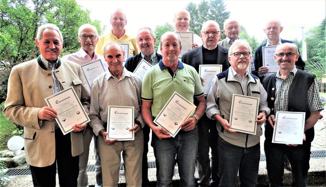 Die geehrten Gründungsmitglieder: Viktor Sigl, Reinhard Kandulski, Josef Buchberger, Richard Kamleitner, Leopold Aschauer, Johann Aschauer, Gerhard Nenning, Karl Haider, Franz-Josef Wimhofer, Rudolf Wenigwieser, Josef Schopf, Heinrich Kollros (v. l. n. r.)