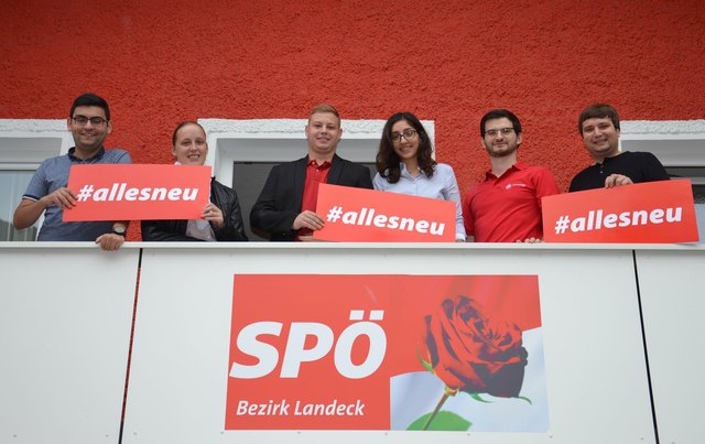 SP-Bezirksvorsitzender Benedikt Lentsch (re.) mit der neuformierten JG Landeck: Ali Kilic, Johanna Spiss, JG-Bezirksvorsitzender Philipp Pflaume, JG-Landesvorsitzende Eda Celik und Marco Lettenbichler (v.l.). | Foto: JG Landeck