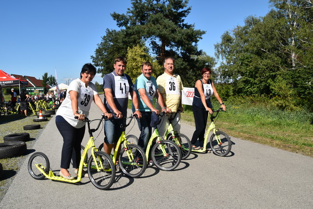 Gemeindepolitiker auf dem Tretroller (von links): Marianne Hackl, Franz Wachter, Johann Weber, Werner Laky, Karin Kirisits.