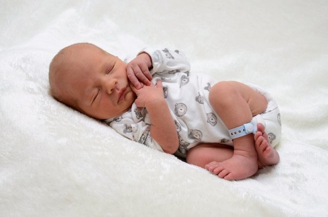 Noah Datum: 10.7.2017 Eltern: Ricarda Fiala und Philip Reischl Geburtsort: Privatklinik Ragnitz Größe: 48cm Gewicht: 2885g | Foto: babysmile