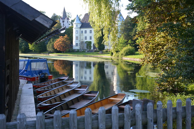Der Ortsteil Hagenau in der Gemeinde St. Peter am Hart, hier mit Blick auf das Schloss Hagenau, ist ein beliebtes Ausflugsziel. Ein  Eldorado für Wanderer, Radfahrer und Spaziergänger.