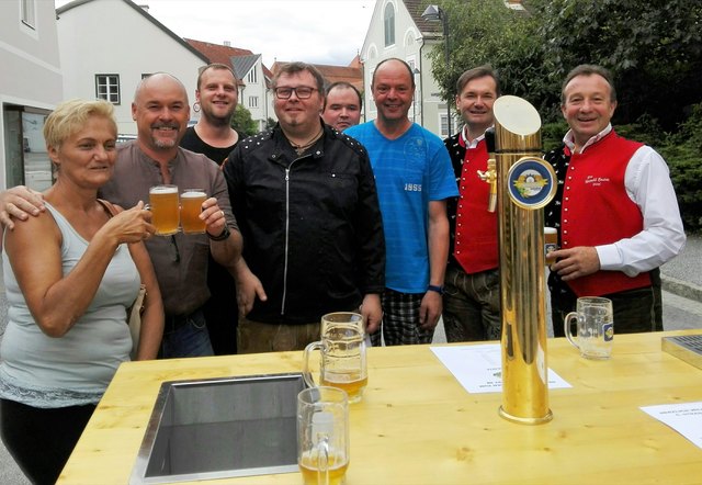 StR Gerald Grebenjak (2. vo links) Thomas Jamer (4. vo links) mit den Wendlbuam und Gästen