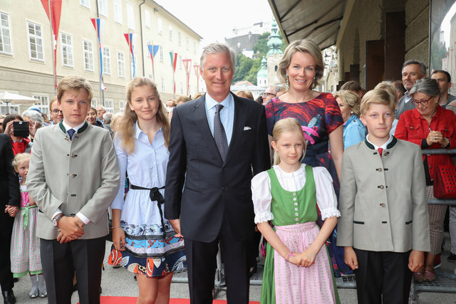 Die belgische Königsfamilie mit König Philippe (Filip), Königin Mathilde und deren Kindern Elisabeth Therese, Gabriel Baudouin, Emanuel Leopold und Elonore Fabiola beim Entreffen vor dem Festspielhaus | Foto: Franz Neumayr