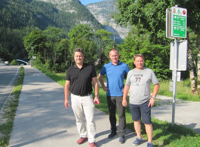 Bürgermeister Egon Höll, Vizebürgermeister Bernhard Moser und Straßenmeister-Gemeinderat Alfred Schilcher bei der Radweg-Abnahme﻿ | Foto: Perstl