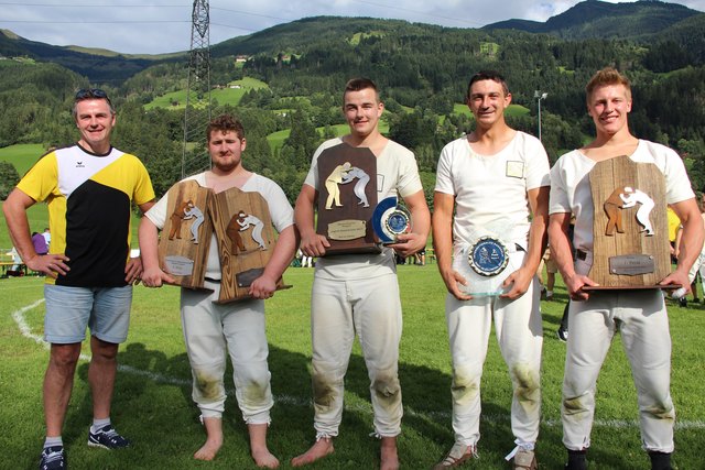 Trainer Franz Holzer freut sich mit den Preisträgern der Jugend und Allgemeinen Klasse: Emanuel Warscher , Philip Holzer, Nikolai Franz und Albert Warscher (v.l.)