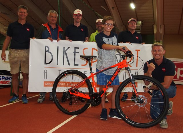 Der stolze Gewinner des Bikes.