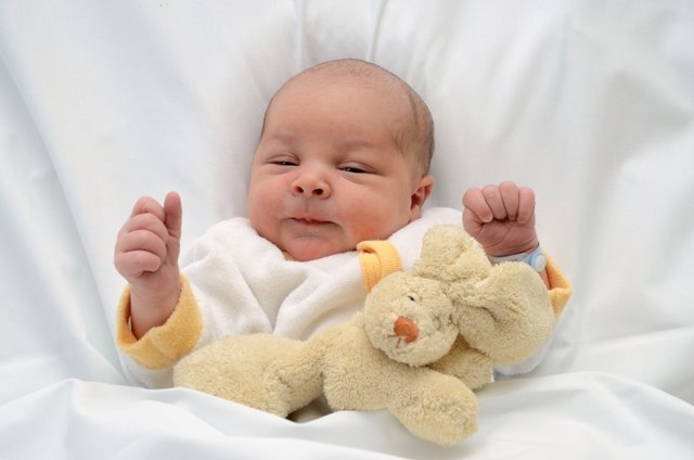 Salem Mohammed Datum: 9.3.2017 Eltern: Petra und Abdilkrim Igerdourane Geburtsort: LKH Graz Größe: 52cm Gewicht: 3670g | Foto: babysmile
