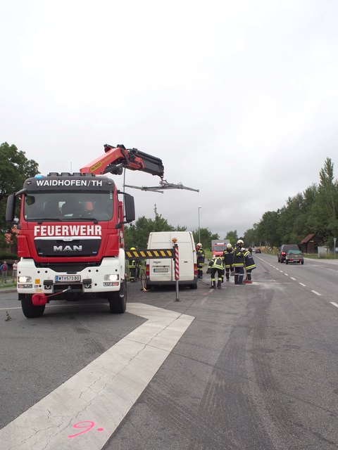 Die Mitglieder der Feuerwehr Waidhofen bei der Bergung des Lieferwagens. | Foto: www.ffwaidhofen.at