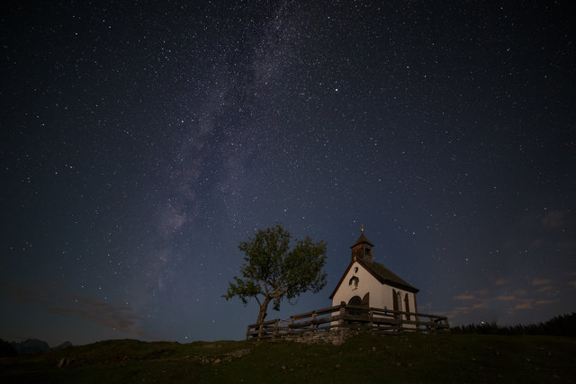 die kleine Kapelle auf der Postalm. Canon EOS 5D mkIII, ISO 1600, f2.8, 25sec, 14mm