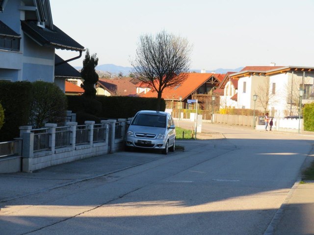 Zweite Etappe durch freundliche Siedlungen (Sportplatzstraße)