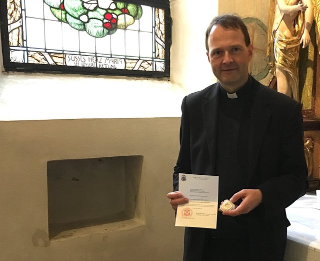 Der Traismaurer Stadtpfarrer Josef Seeanner mit der Reliquie vor der Nische in der Leopoldskapelle. | Foto: Stadtpfarre Traismauer