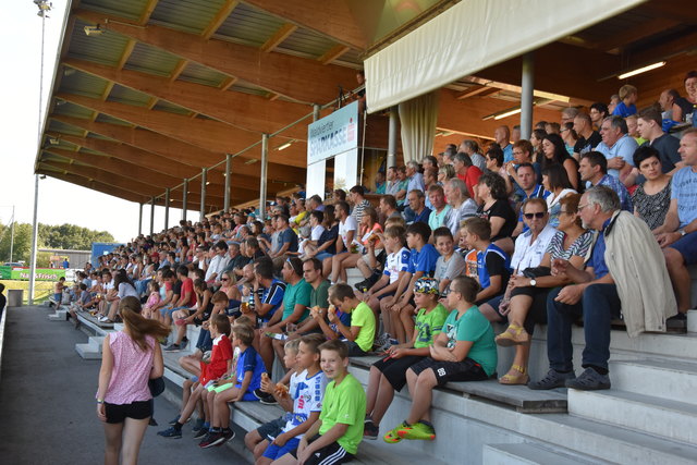 600 Besucher: Die Tribüne auf der Sportanlage Edelhof war sehr gut gefüllt.