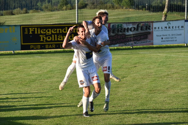 Gregor Schmidt, Thomas Müllner und Daniel Meier bejubeln das 2:1 in der 94. Minute.
