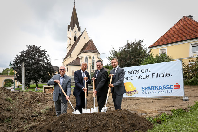 Bürgermeister Ernst Rabl, Vorstandsdirektor Herbert Walzhofer, Regionalleiter Georg Schönberger und Filialstandortleiter Manfred Wimhofer (v. l. n. r.).