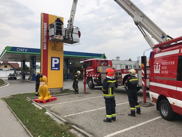 Die Werbetafel wurde durch den Sturm beschädigt. | Foto: Feuerwehr Klosterneuburg