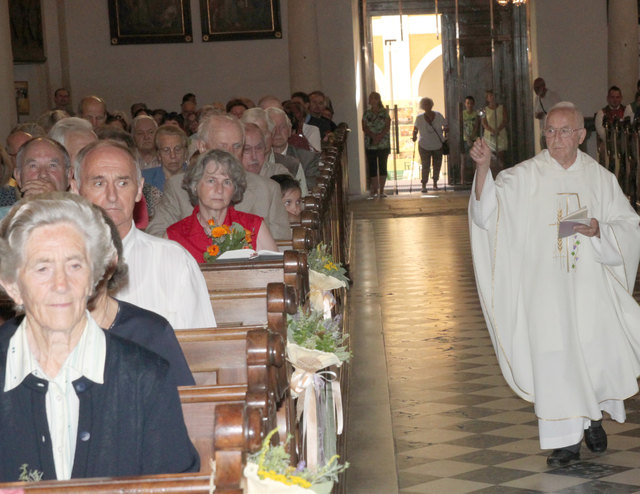 Bei seinem Rundgang durch die Kirche segnete Altpfarrer Alois Greiner alle mitgebrachten Sträußerl