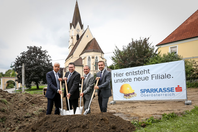 Vorstandsdirektor Herbert Walzhofer, Regionalleiter Georg Schönberger, Filialdirektor Harald Hochstöger und Filialstandortleiter Manfred Wimhofer (v. l. n. r.).