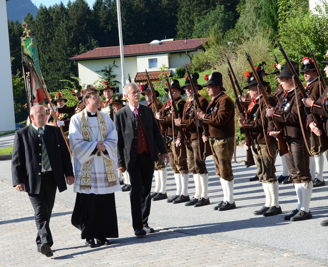 Auch die Schützenkompanie Schwoich war zum Abschied für Pfarrer Rainer Hangler angetreten – im Bild mit PGR-Obmann Sepp Tischler (li.) und Bgm. Josef Dillersberger.