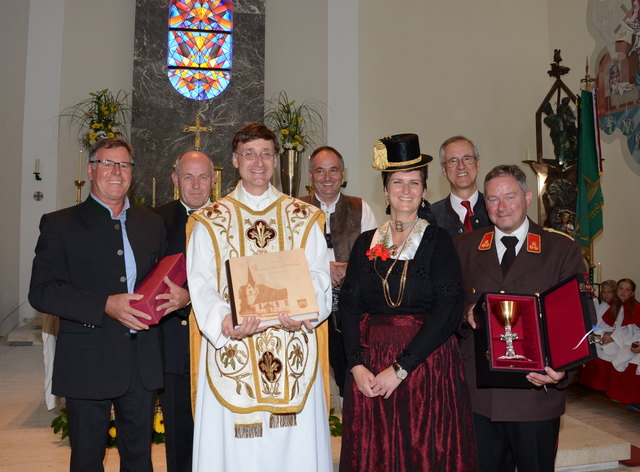 Hermann Nageler, PGR-Obmann Sepp Tischler, Martin Kaindl, Renate Möllinger, Bgm. Josef Dillersberger und Vizebgm. Peter Payr (von links) stellten sich mit Abschiedsgeschenken für Pfarrer Rainer Hangler ein. | Foto: Nageler
