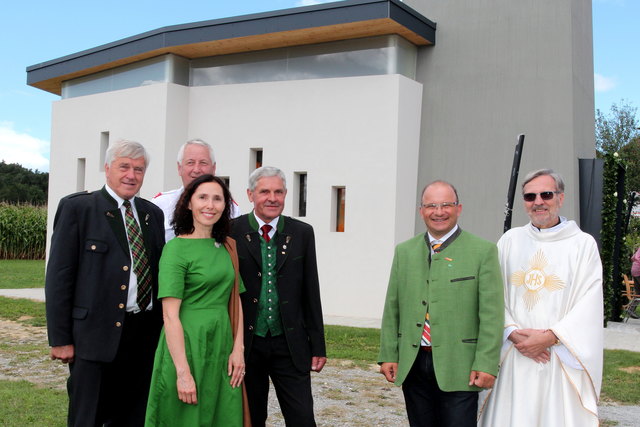 Roswitha Dautermann stellt mit Pfarrer Blasius Chodoba bei einer Kurzführung die Kleinkirche vor.