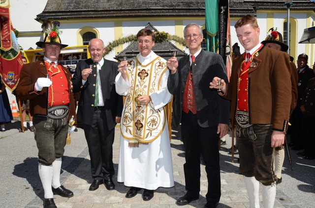 Schützen-Hauptmann Alois Thaler, PGR-Obmann Sepp Tischler, Pfarrer Rainer Hangler, Bgm. Josef Dillersberger und BMK-Obmann Christian Lengauer-Stockner nach dem feierlichen Festgottesdienst. | Foto: Nageler