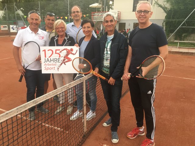 Obmann Andreas Ponic konnte Bürgermeisterin Labg. Ingrid Salamon und Vizebürgermeister Othmar Illedits beim „sauberen Festl“  begrüßen. Ebenso feierten Sportgemeinderat Dorner Günter und Frauenvorsitzende Claudia Schlager mit den Tennisspielern. Thomas Schlager vom ASKÖ Landesvorstand probierte einige Schläge mit einem Holzschläger aus dem Jahr 1962.