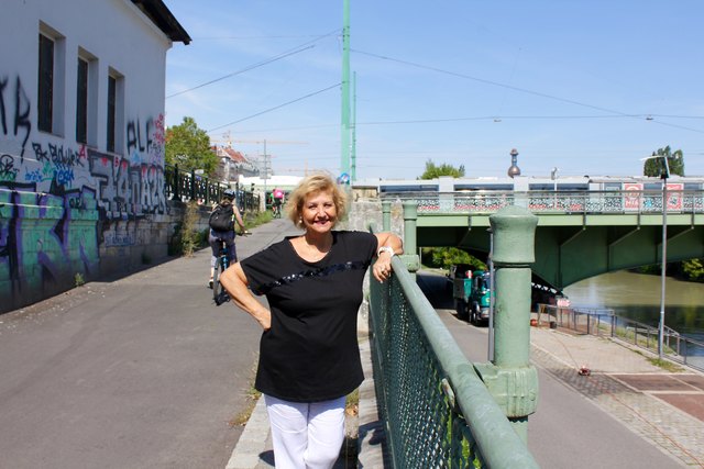 Bezirksvorsteherin Martina Malyar an der Rampe bei der Friedensbrücke, die zum Treppelweg führt: Im Herbst wird es hier endlich ausreichend Licht geben.