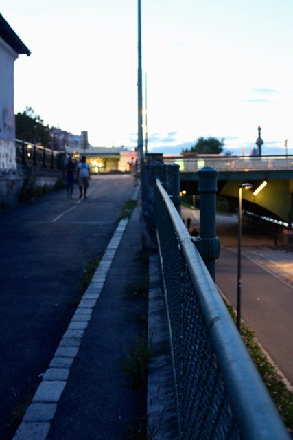 Derzeit ist nur der Treppenweg beleuchtet - der Abgang dorthin (links) liegt im Dunkeln
