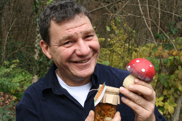 Pilzfachmann Toni Moravec zeigt die Zubereitung einfacher Pilzrezepte. | Foto: zVg