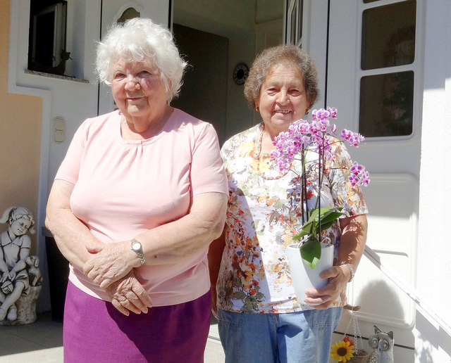 Sprengelbetreuerin Zilli Mallinger gratulierte Maria Weinberger-Prammer (r.). | Foto: SB Enns/Mallinger