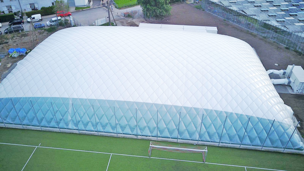 kunstrasen gegen rasenfußball in der traglufthalle sind drei kleinfelder für das spiel fünf gegen auf kunstrasen ein soccer dome simmering kunstrasen gegen rasenfußball in der traglufthalle sind drei kleinfelder für das spiel fünf gegen auf kunstrasen ein soccer dome simmering